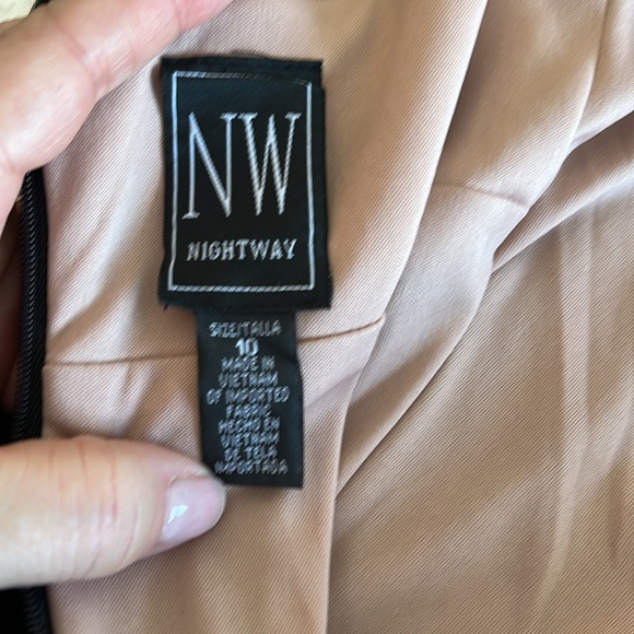 Woman’s gown - Picture 6 of 7